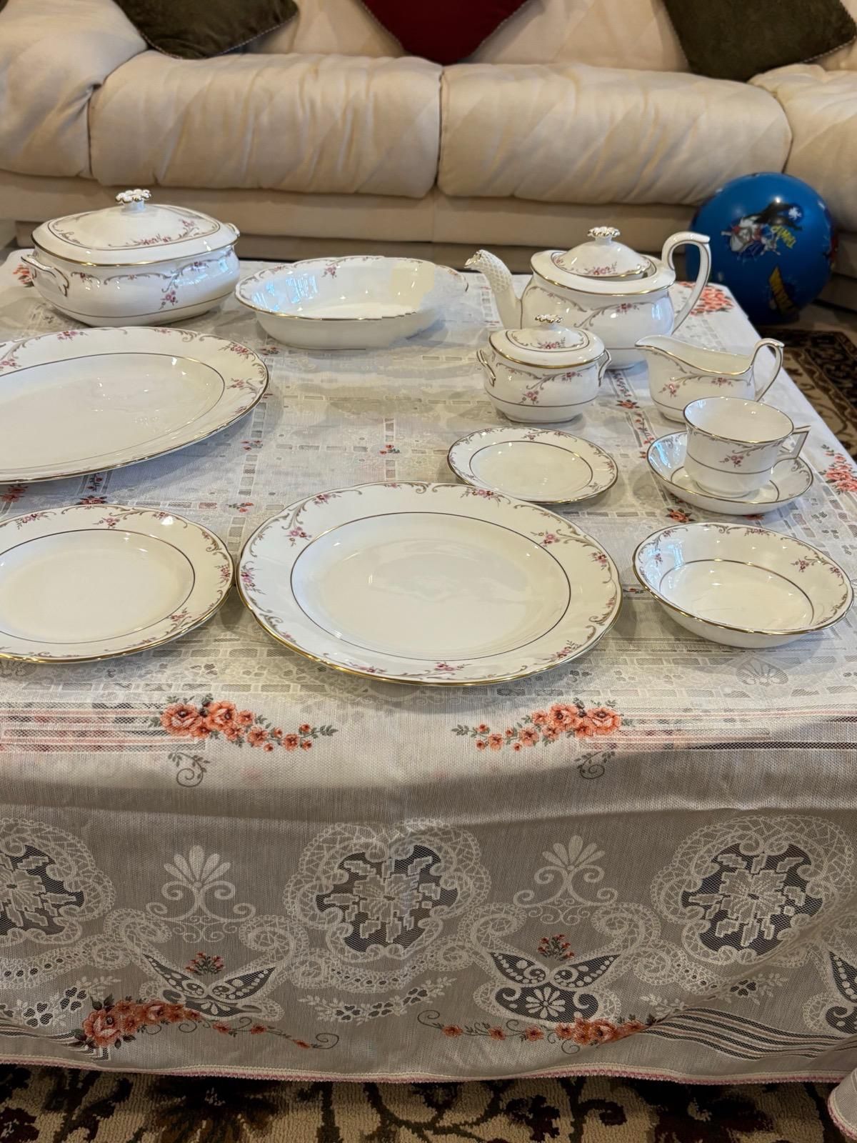 Wedgwood Carisbrooke Vintage Bone China Set