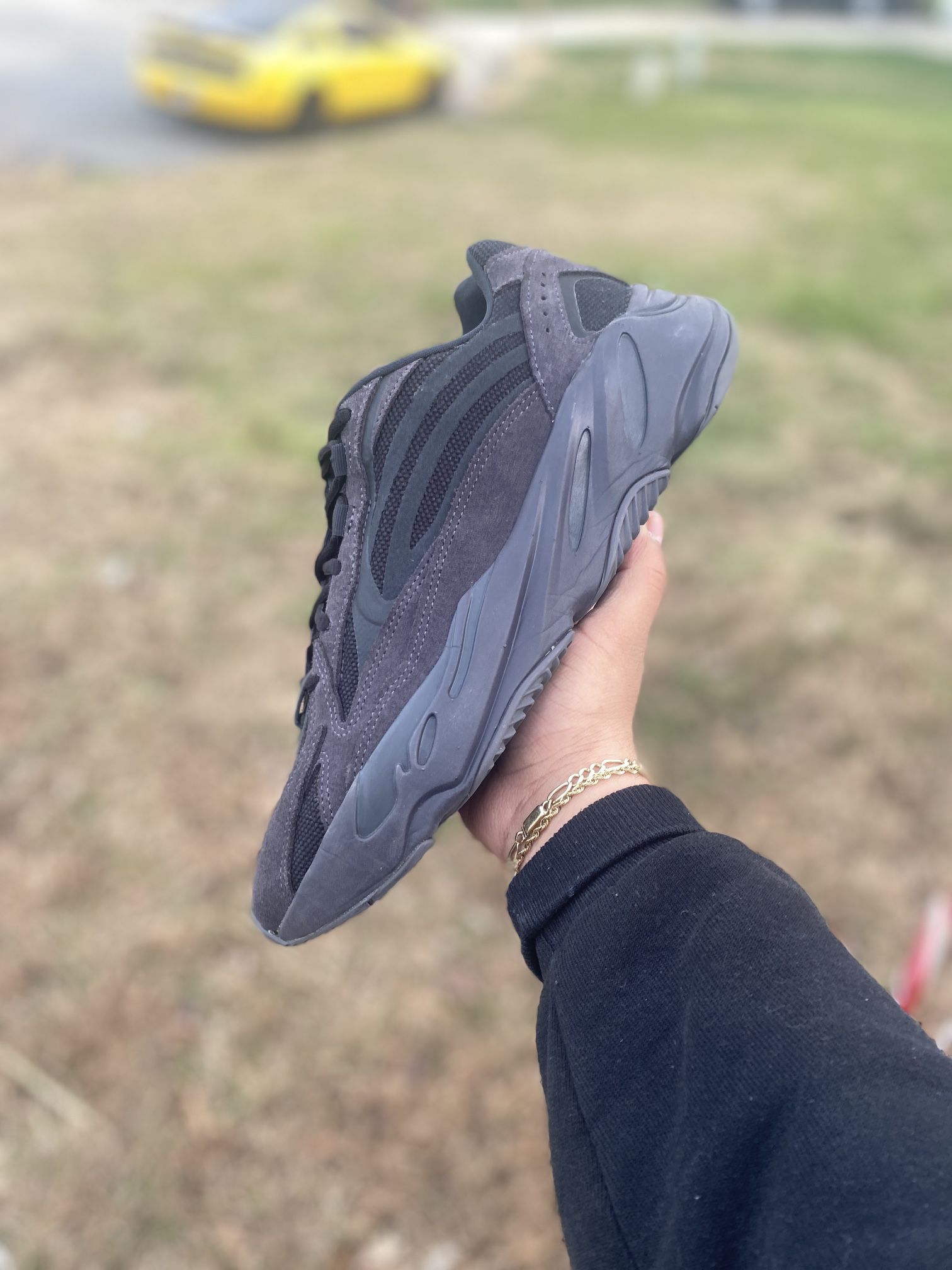 Yeezy 700 V2 Vanta Sz 11 