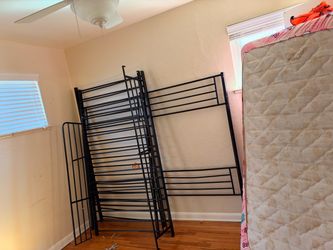 Twin bunk bed