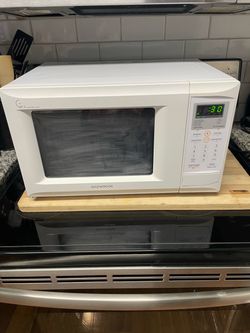 WORKS* 18”x13”x10” Daewoo White Small Countertop Microwave