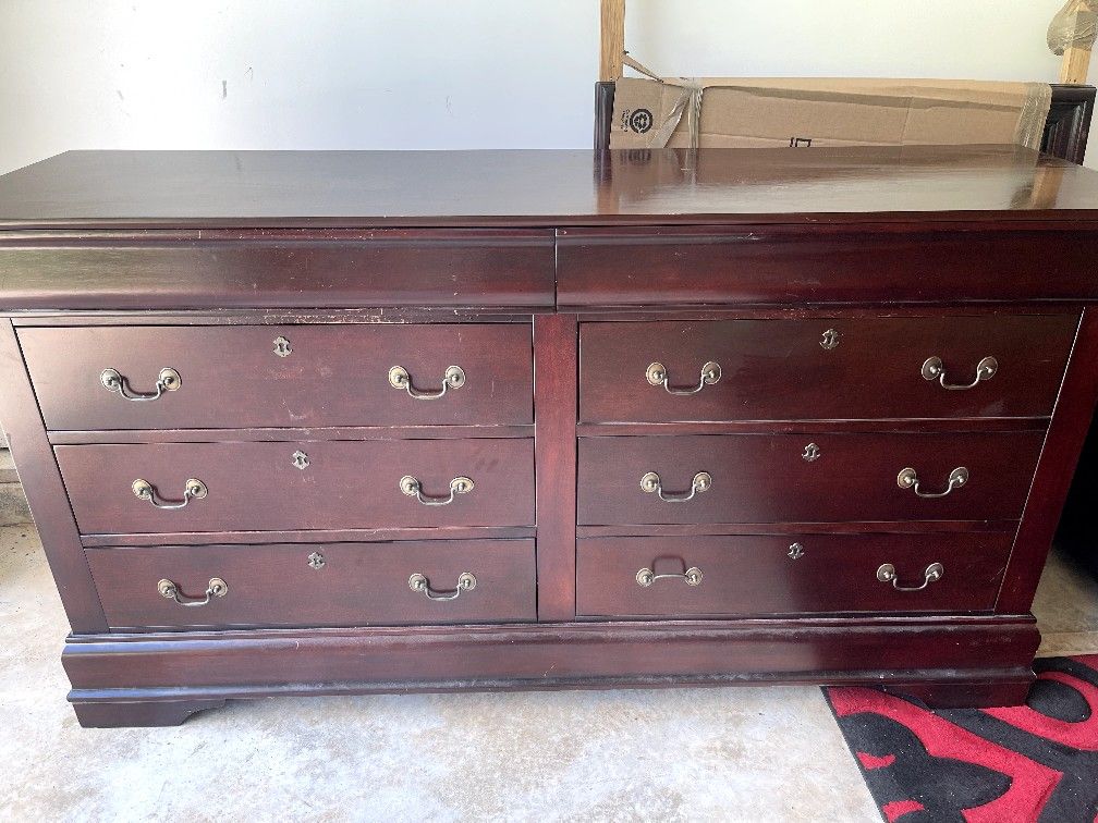 Dresser With Mirror