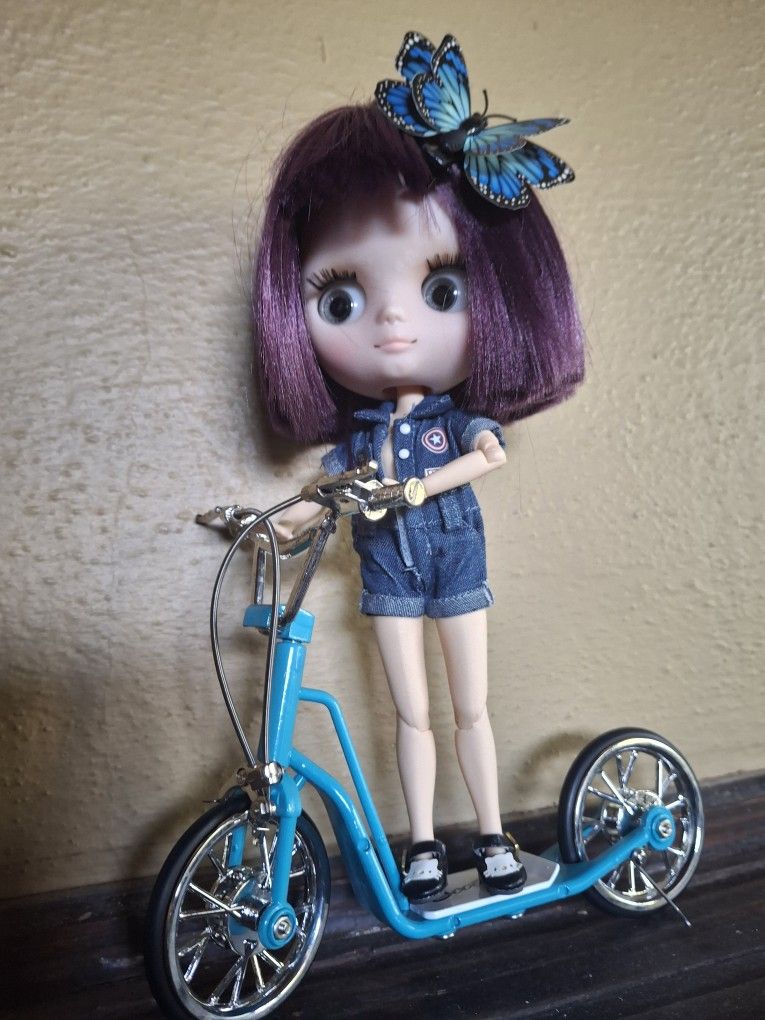 Detailed Metal Miniature Scooter Made In 1/10 Scale