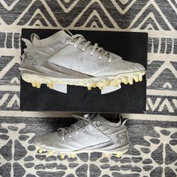 Under Aurmour Blur Cleats Size 9