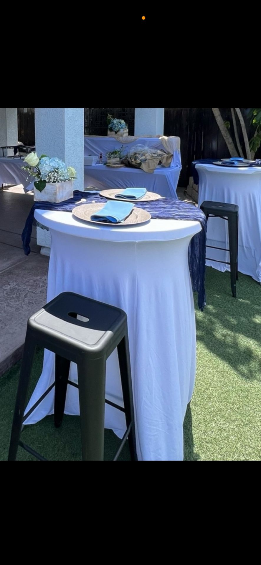 BEELY BAR, Table with Stools