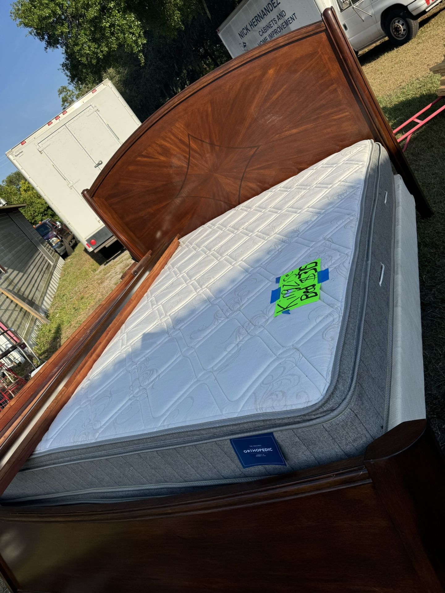 Una Cama De King Cabecera De Madera en excelente Condiciones $395