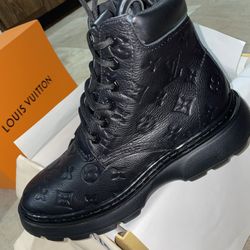 LOUIS VUTTON BOOTS! SZ 8 MENS/9.5 WOMANS $200