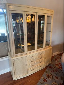 Thomasville China Hutch/ Curio Cabinet