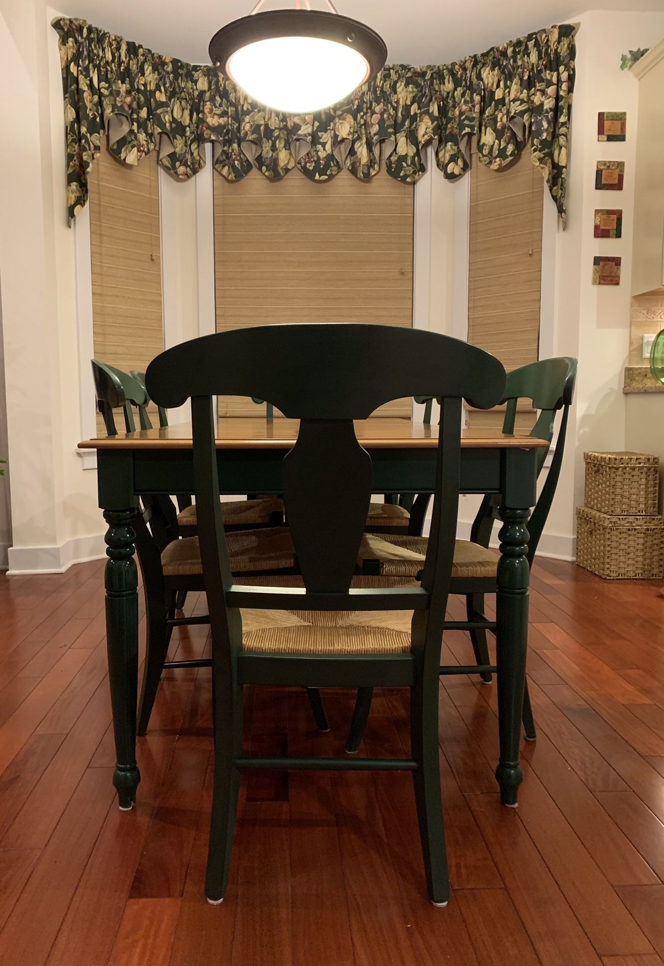 Ethan Allen Country/Farmhouse Style Dining Table and Six Splat Back Side Chairs