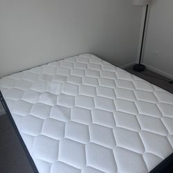 QUEEN MATTRESS,  LAMP,  and COMPUTER  DESK FOR SALE