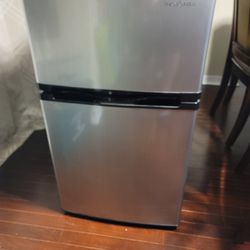 Insignia Mini Fridge With Freezer (3 Cubic Ft)