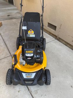 DEWALT
21 in. 163cc Briggs and Stratton 725Exi Engine Rear Wheel Drive 3-in-1 Gas Self Propelled Walk Behind Lawn Mower