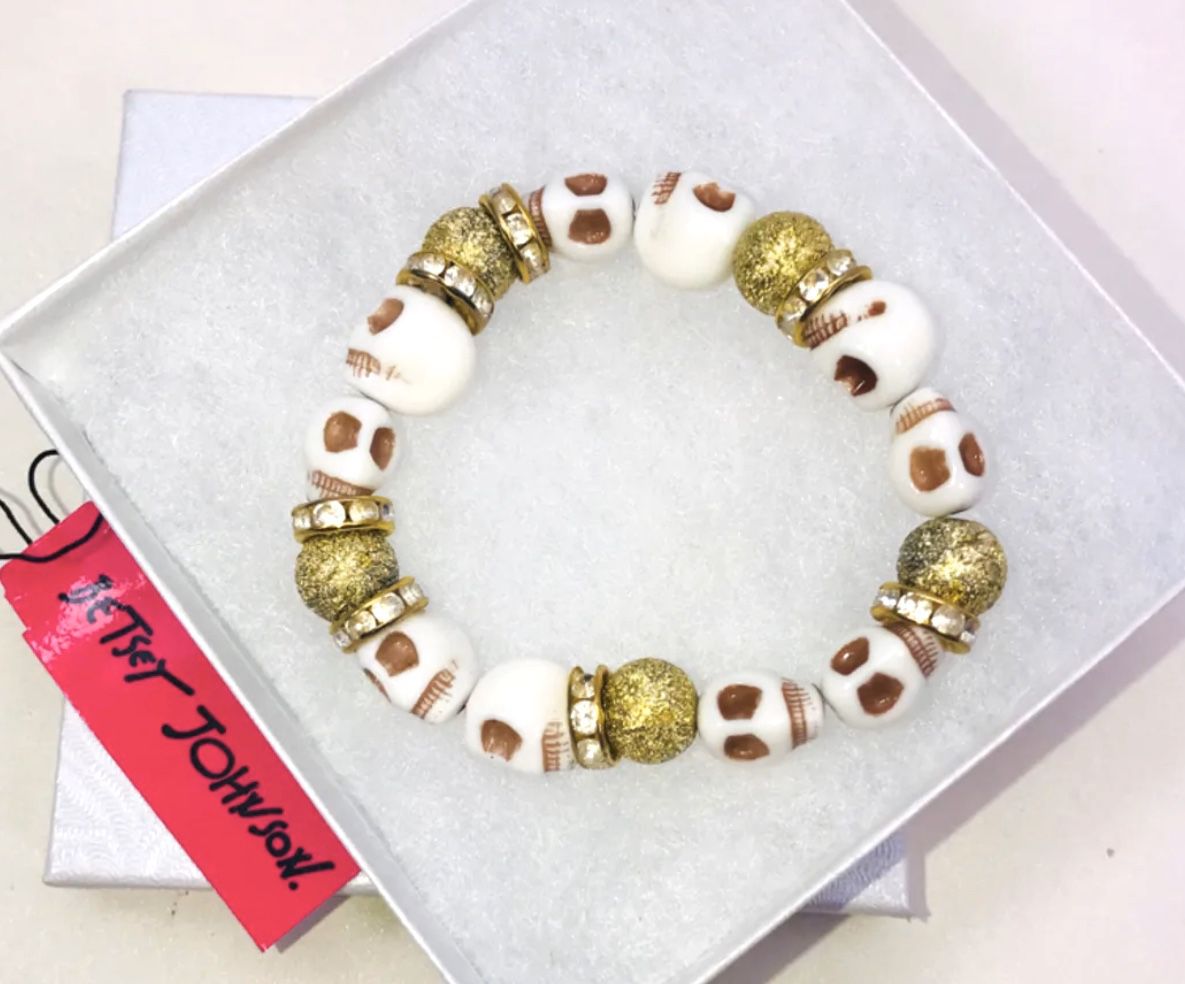 Betsey Johnson “GOLDEN SUGAR 💀 SKILLS!” Adorable white and gold sugar skull 💀 stretchy slip on bracelet NEW!