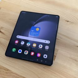 Samsung Galaxy Z Fold5 / 256GB / Unlocked