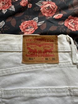 WHITE LEVI’s JEANS