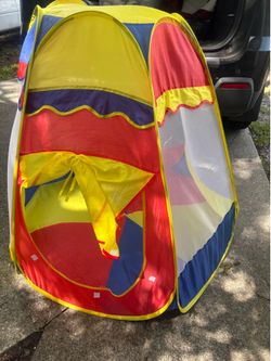 Children's circus-themed play tent