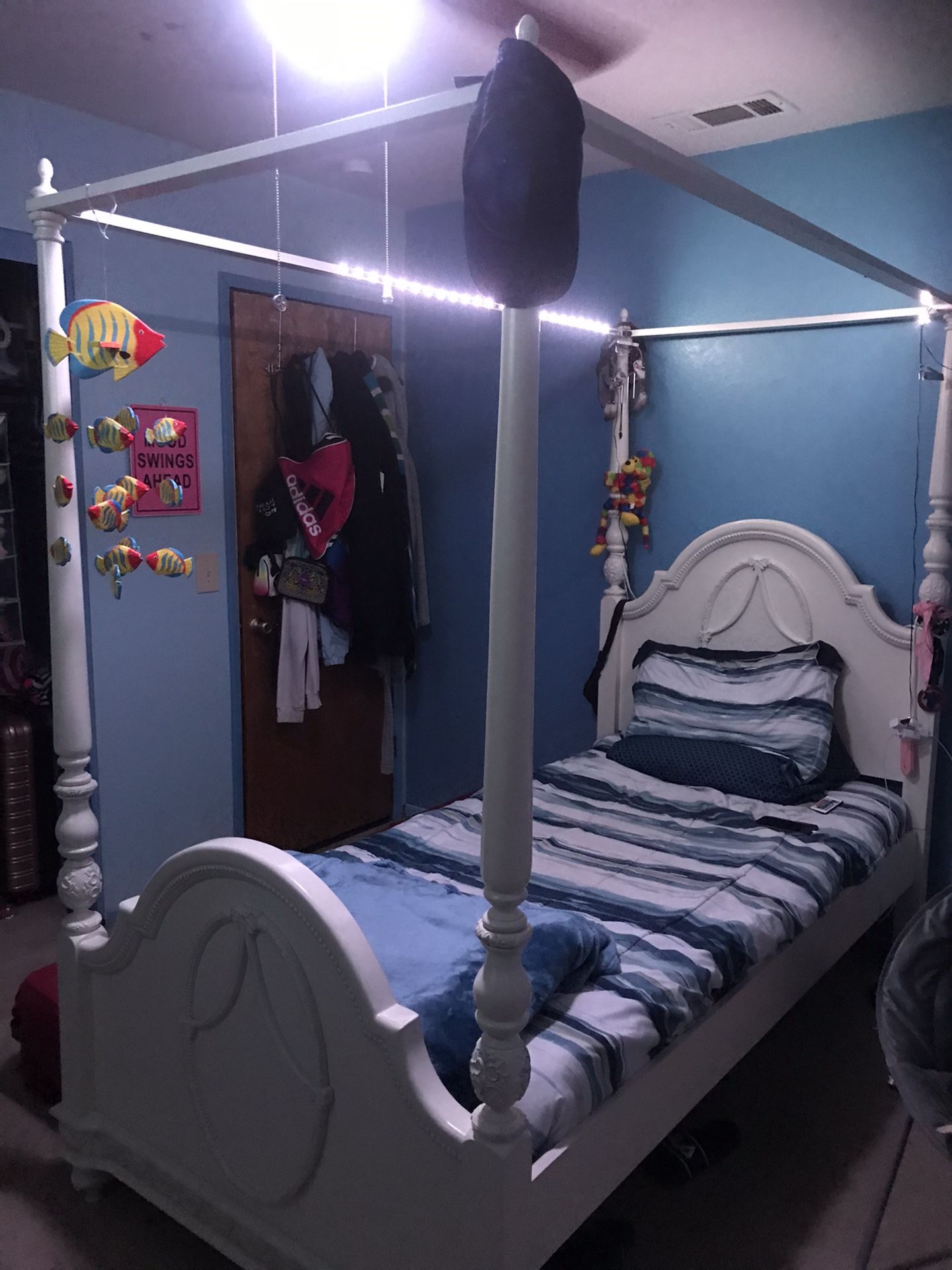 Canopy bed With trundle bed, mattresses and bed frame, twin size. Like brand new, 300$