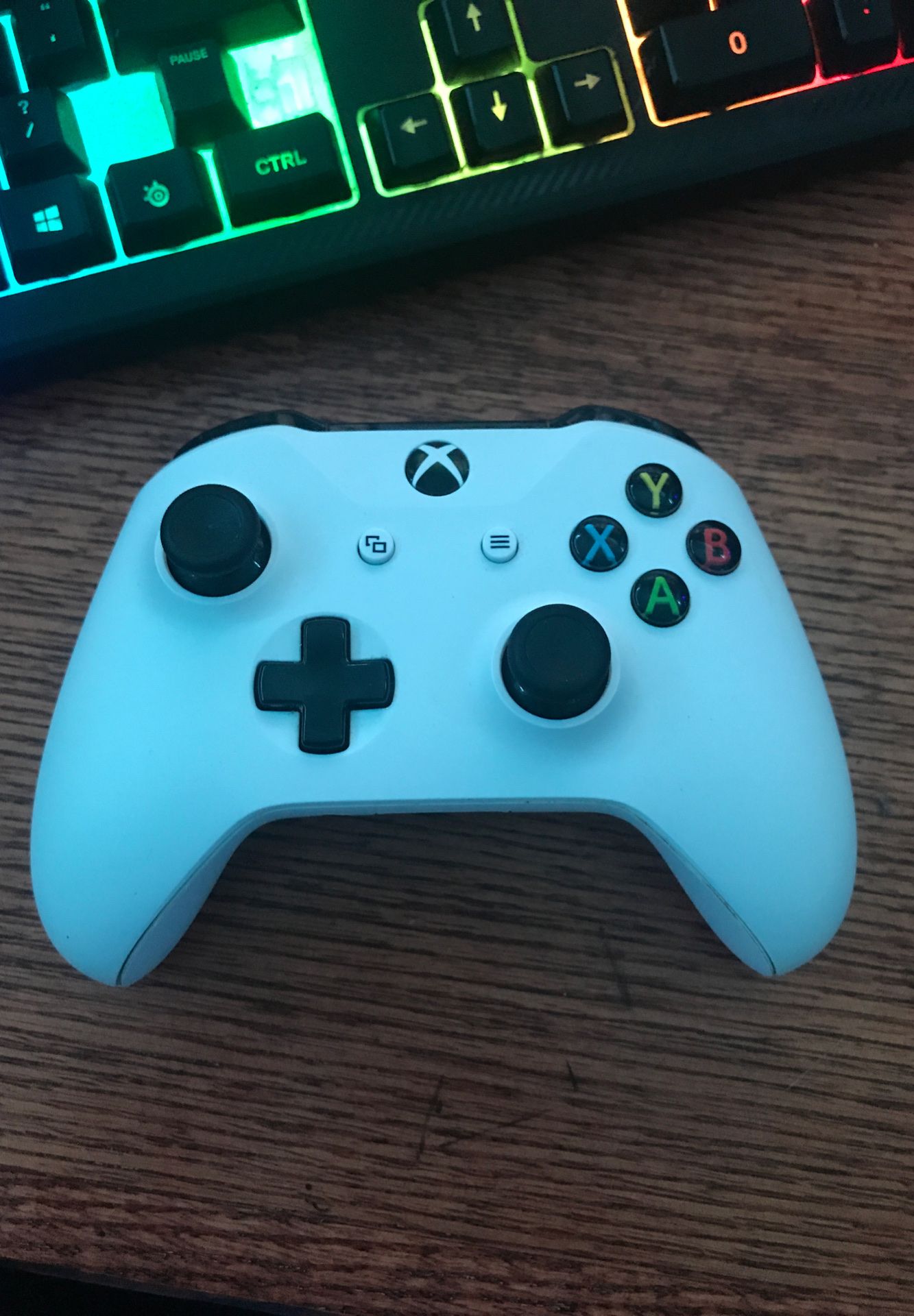 White Xbox One Gen 2 Bluetooth Controller