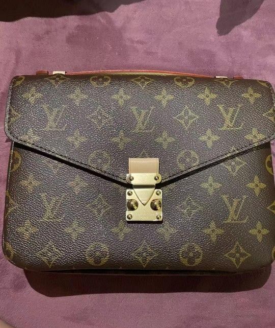 LouisVuitton messenger bag