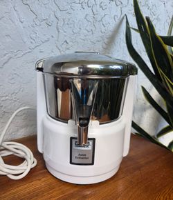 New Waring Commercial juice Extractor  heavy duty 3600 RPM Induction motor, great for a restaurant , juicing bar, wellness center. Pulp free