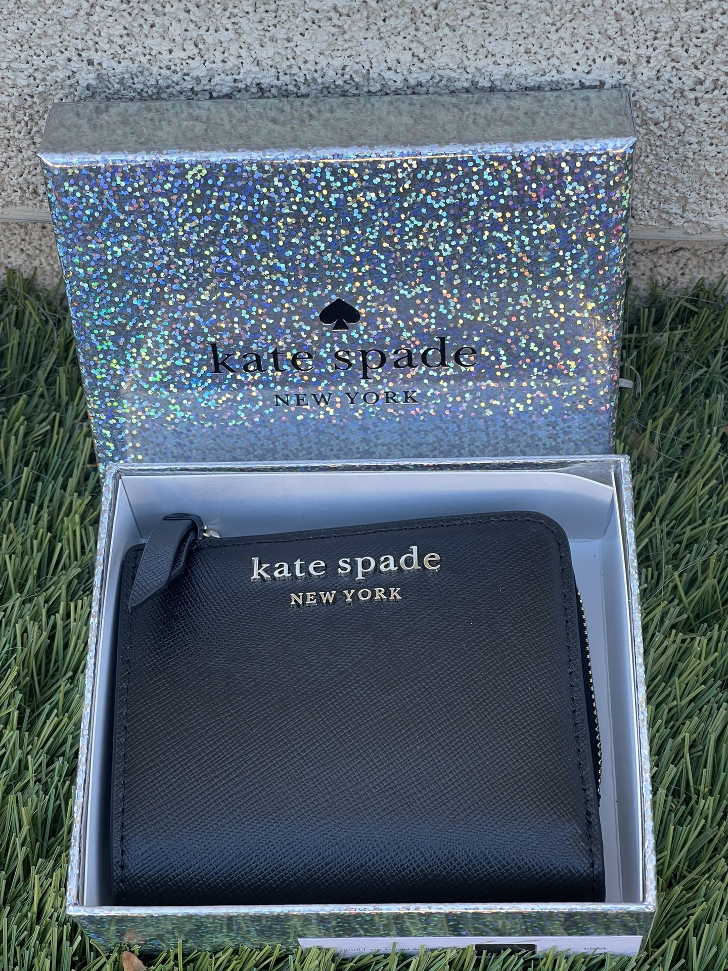 Kate Spade Cameron Zip Bifold Small Wallet, New in Gift Box. Firm  Price/Precio Firme for Sale in Albuquerque, NM - OfferUp