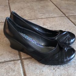 Ladies Black Wedged Shoes Size 10