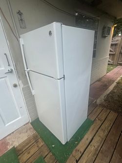 GE REFRIGERATOR 15.5 Cu. ft. ( FREEZER COOLS , BOTTOM DOESN'T VERY MUCH) CONGELADOR FUNCIONA.