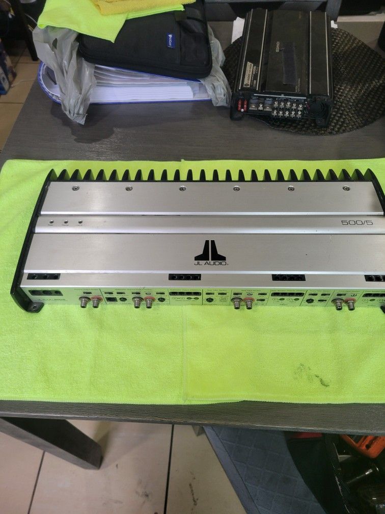 UN AMPLIFIER JL AUDIO