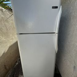 Frigidaire Refrigerator – Works, Cosmetic Wear