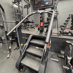 STEPR Classic staircase - 27" HD touchscreen display - Compact Footprint