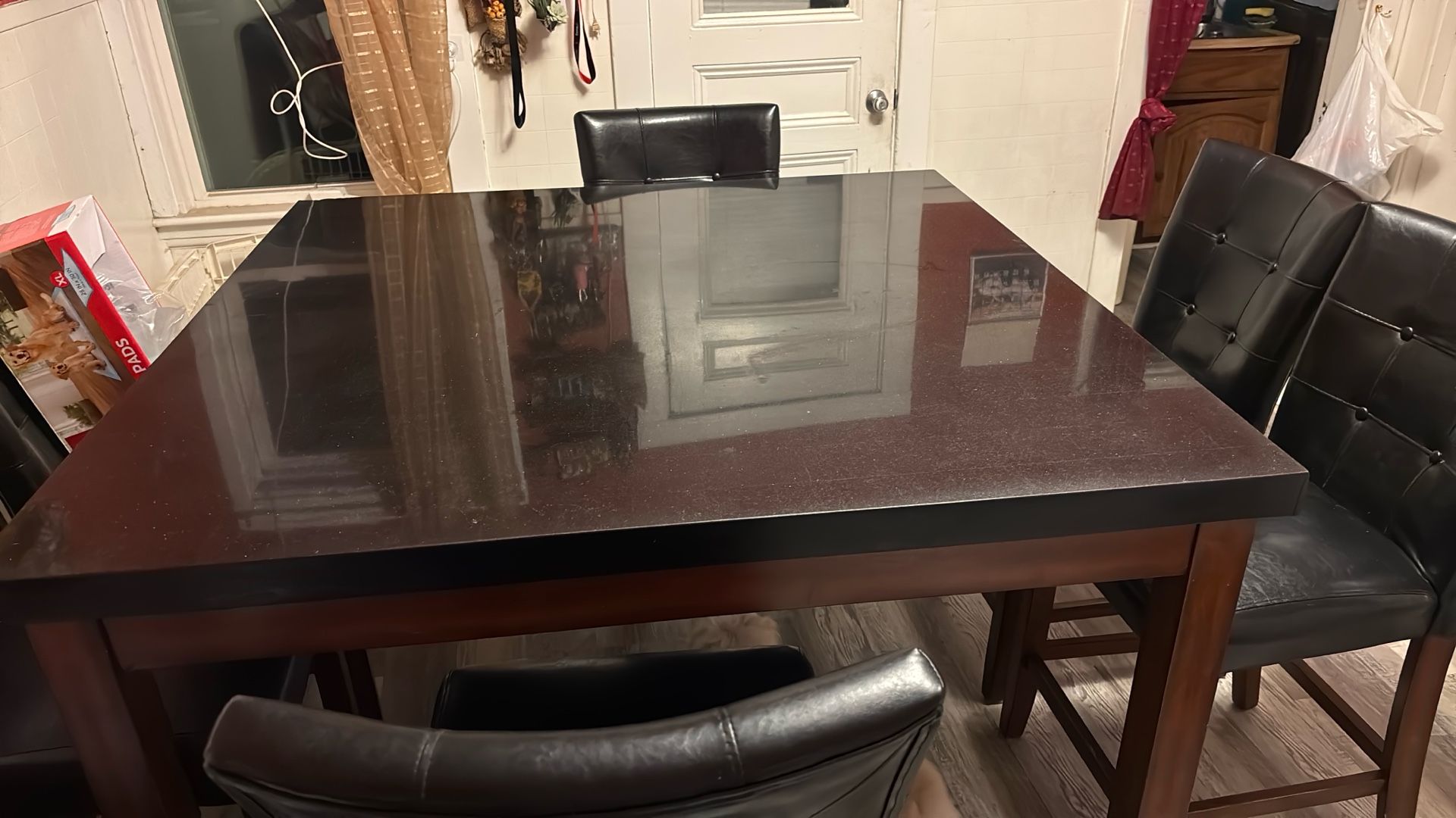 Comedor de Marmol Y Sillas de Cuervo