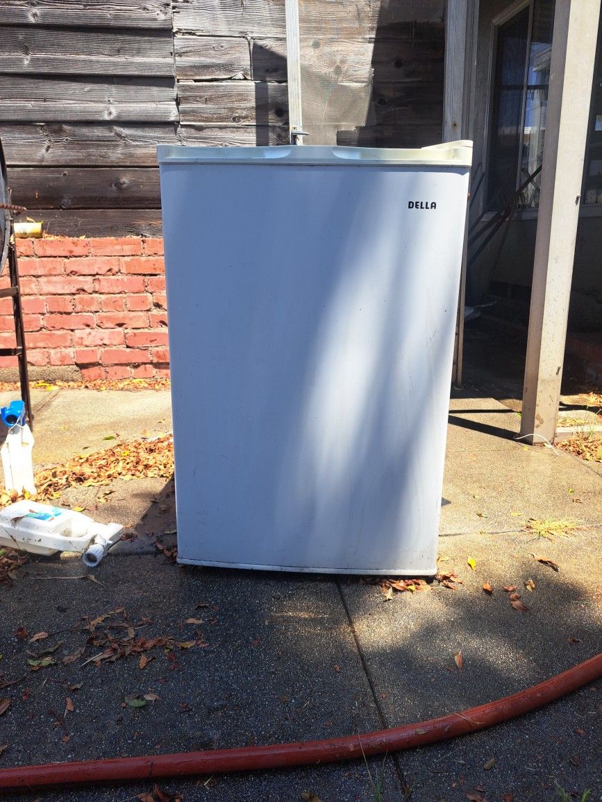 Dela Mini Freezer