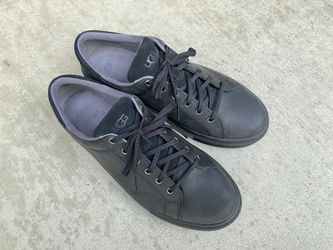 UGG Men's Baysider Low Weather Sneaker in Black Tonal Leather size 9.5
Shoe in great condition, hardly worn