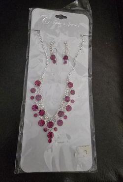 Conjunto De Collar Y Aretes Con Piedras Rosas Y Blancas 