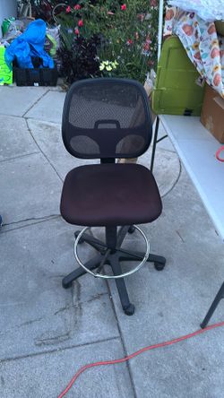 Adjustable height rolling swivel office chair slightly used