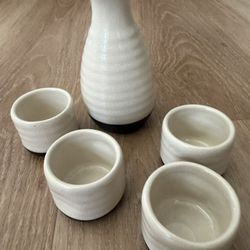 Brand New Japanese Ceramic Sake Set - 5 Pieces (1 Tokkuri Bottle & 4 Ochoko Cups)