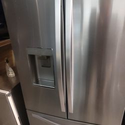 Whirlpool 32 Cubic Foot Refrigerator Ice And Water .Fridge On Top  Freezer Below