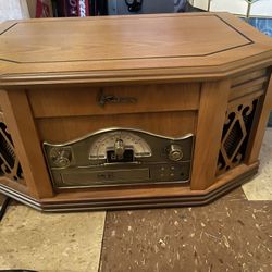 Emerson stereo system With CD/ Cassette/Turntable And AM/FM Radio
