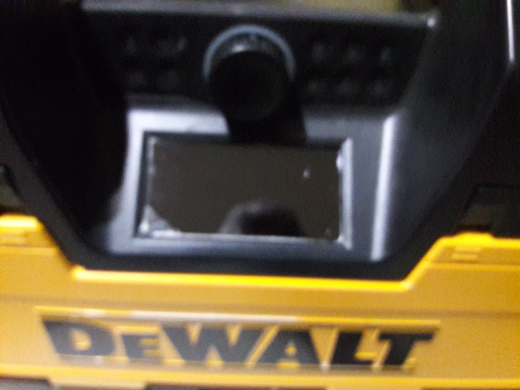 Dewall.charger and speaker Bluetooth