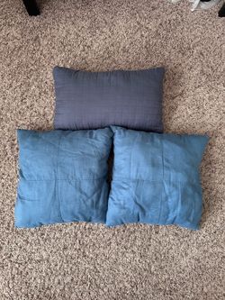 Blue Throw Pillow Bundle. Square Pillows 16x16 And Lumbar 19x6 Each $4 Or All For $10