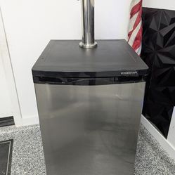 EdgeStar 20 Inch Wide Dual Tap Kegerator
