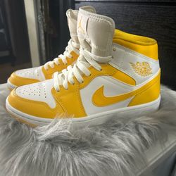 University Gold Air Jordan 1 Mids Size 8