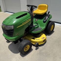 John Deere L111 Lawn tractor