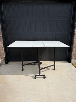 Foldable table