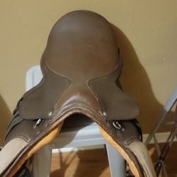 English jump saddle, size 15in