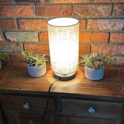 lamparita y 2 plantas artificiales en buena condicion