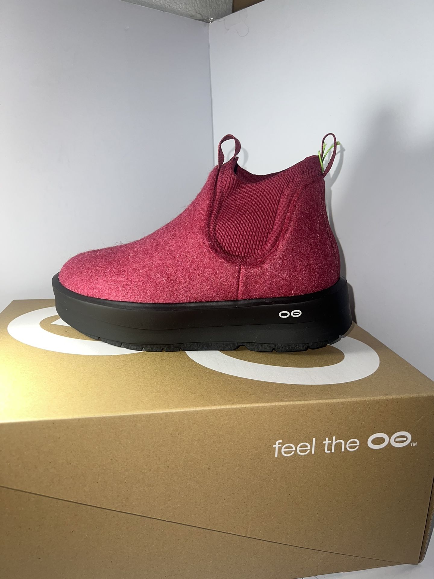 New Oofos Women’s Size 9 Oomega Londoner Recovery Boot Pink/Black $215 MSRP