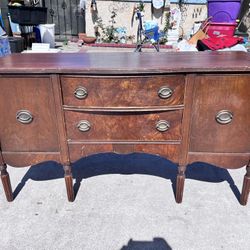 Antique-Style Wooden Dresser – Vintage 