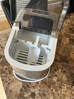 Icemaker machine
