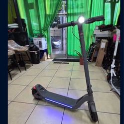 Phantom GOGO ELECTRIC SCOOTER 15MPH. 28MILES RANGE.  LED HEAD LIGHT  SMART SIDE LIGHTS.  FOLDABLE  Like new.