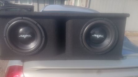 Skar audio  2 10in dvc 400 watt subs in a box/with skar audio 800 watt mono block anp